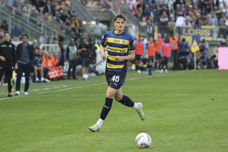 一日意甲动向:22岁年轻中场非米兰不去,国米尽全力追后防新星