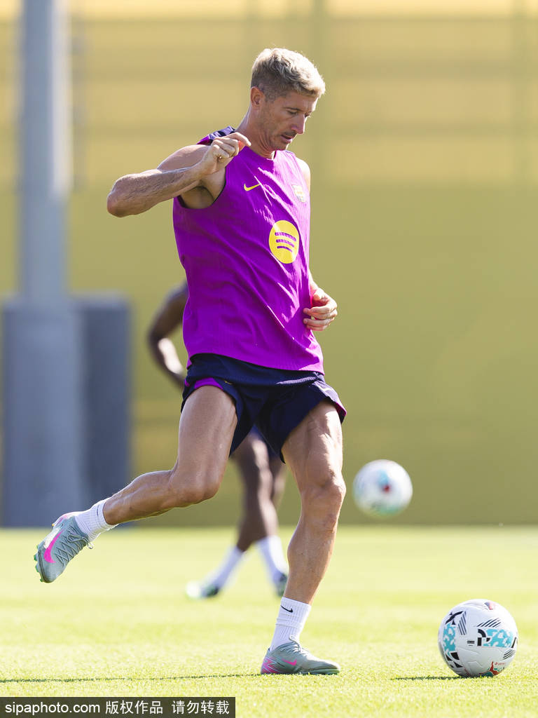 37岁莱万新赛季挑战曝光：目标42球，深情表白巴萨