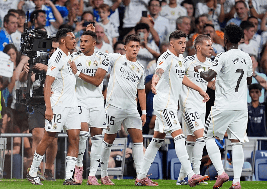 豪门狂欢夜！曼联绝杀夺首胜，拜仁涉险过关，皇马三连胜登顶西甲