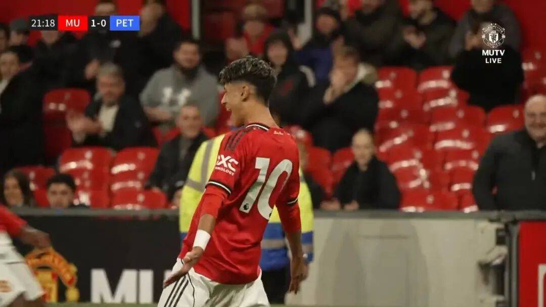 曼联小梅西老特拉福德首次破门!踢得像内马尔,弗爵与之一起看球